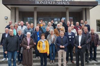 Mitglieder der Vollversammlung mit Bischof Dr. Gerber